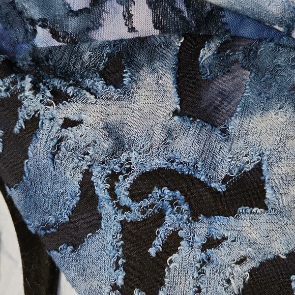 Karen Kane blue swirl top. Size L. - Picture 4 of 4